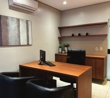 Sala de atendimento com mesa executiva